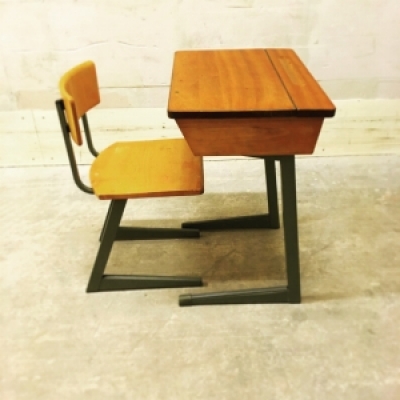 Vintage schooltafeltje met stoel nr 15
